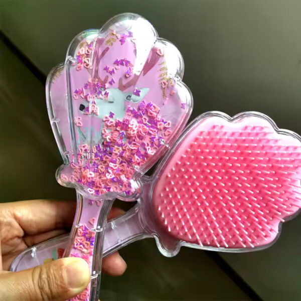 Shell shaped hair comb